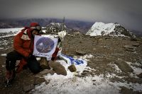 Aconcagua - Paweł na szczycie z flagą